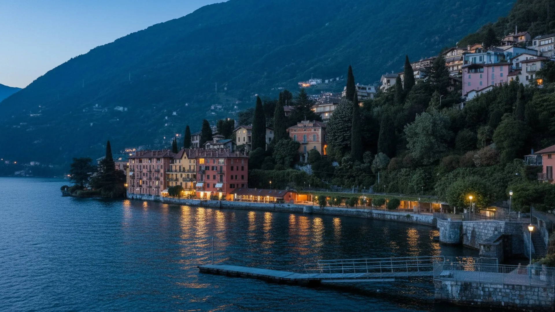 Un paese affacciato sul lago all'ora del tramonto