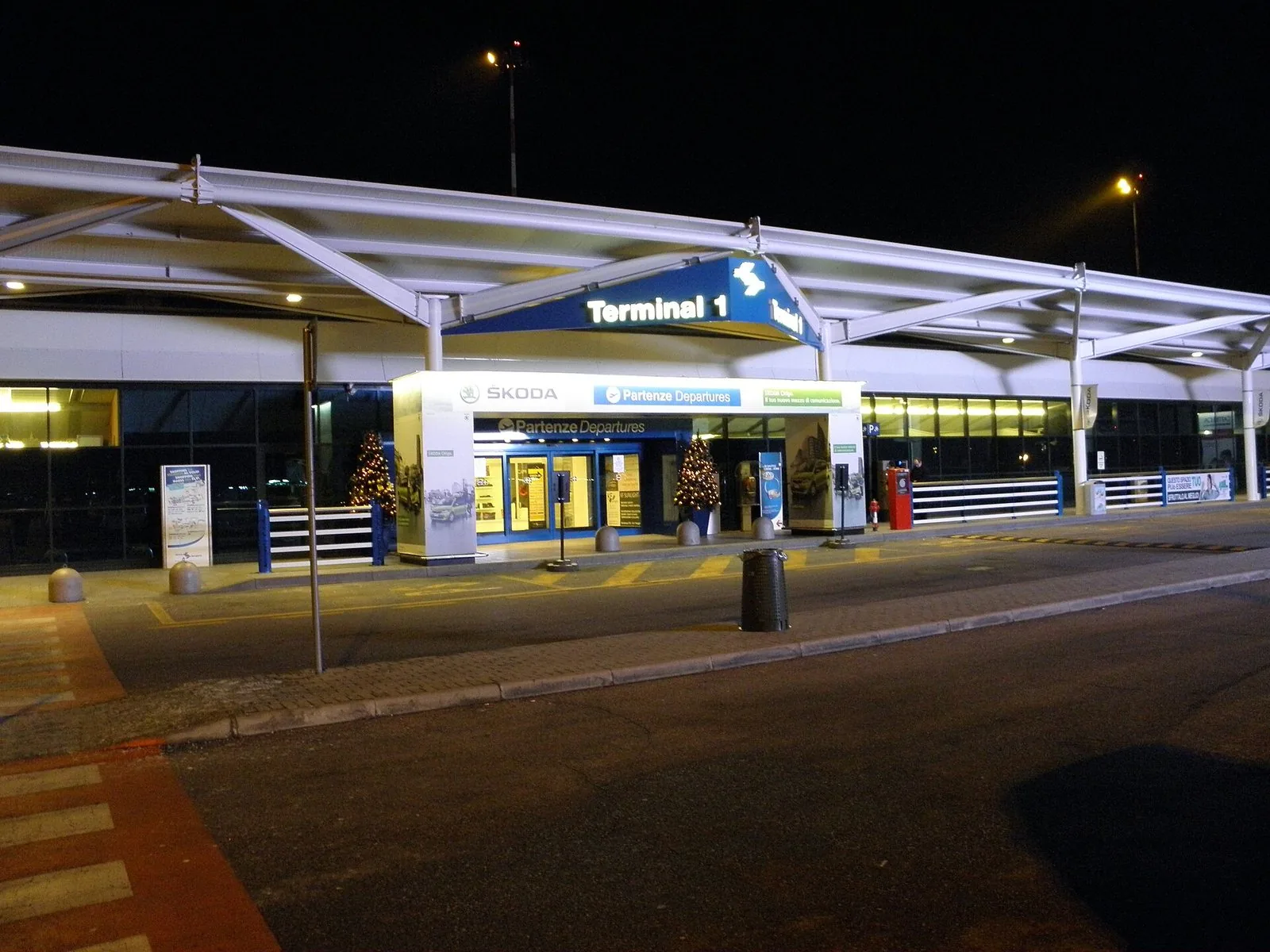 Il Terminal 1 dell'aeroporto di Verona Villafranca di sera