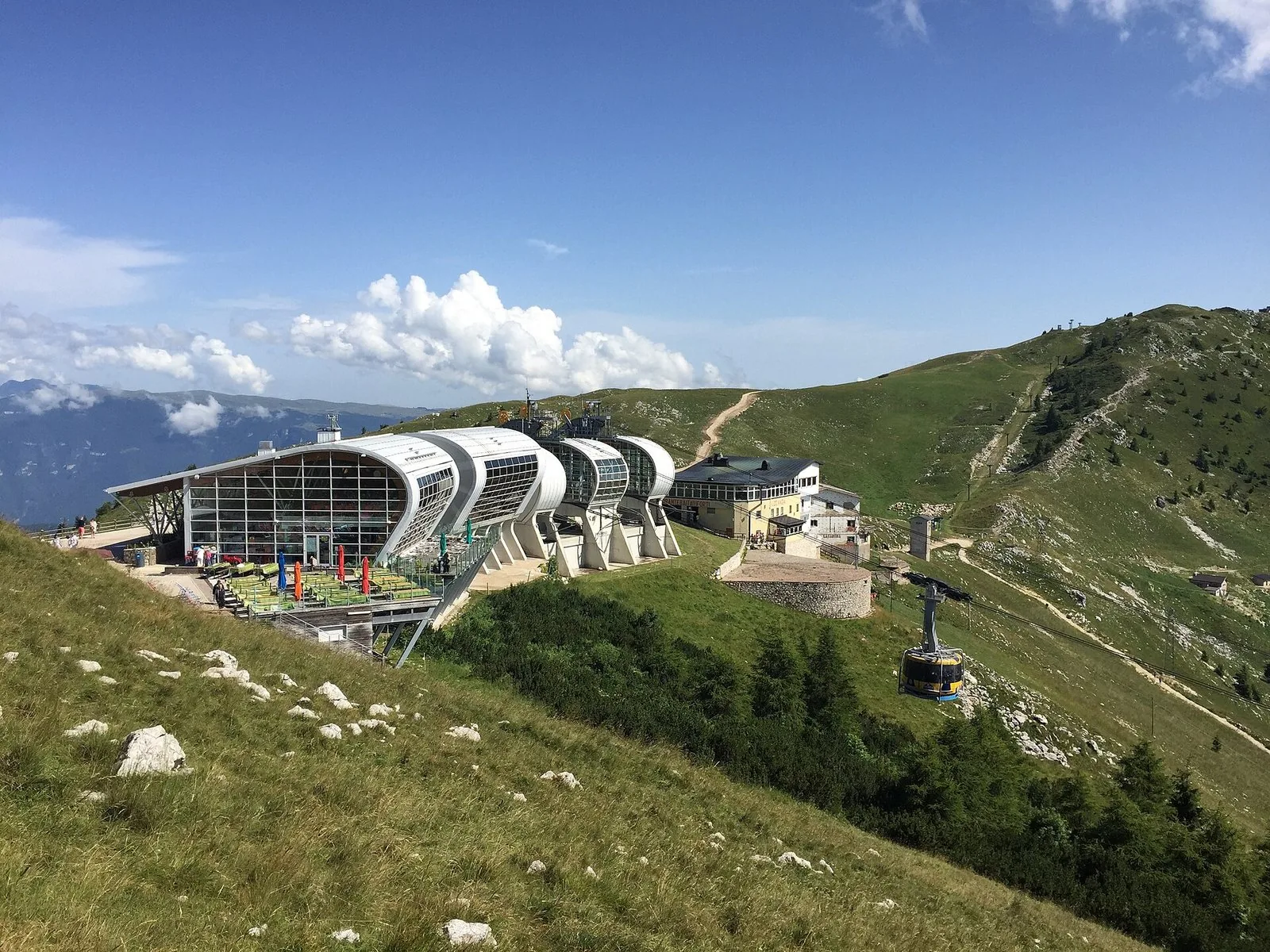 La stazione a monte della funivia del Monte Baldo fra i prati