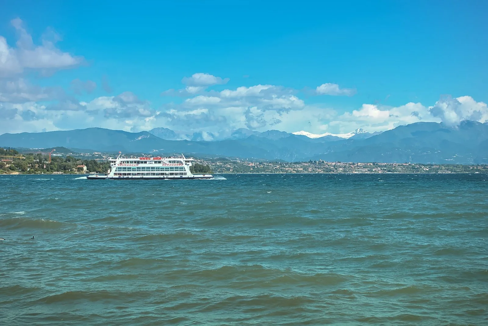 Un traghetto in navigazione sul Lago di Garda