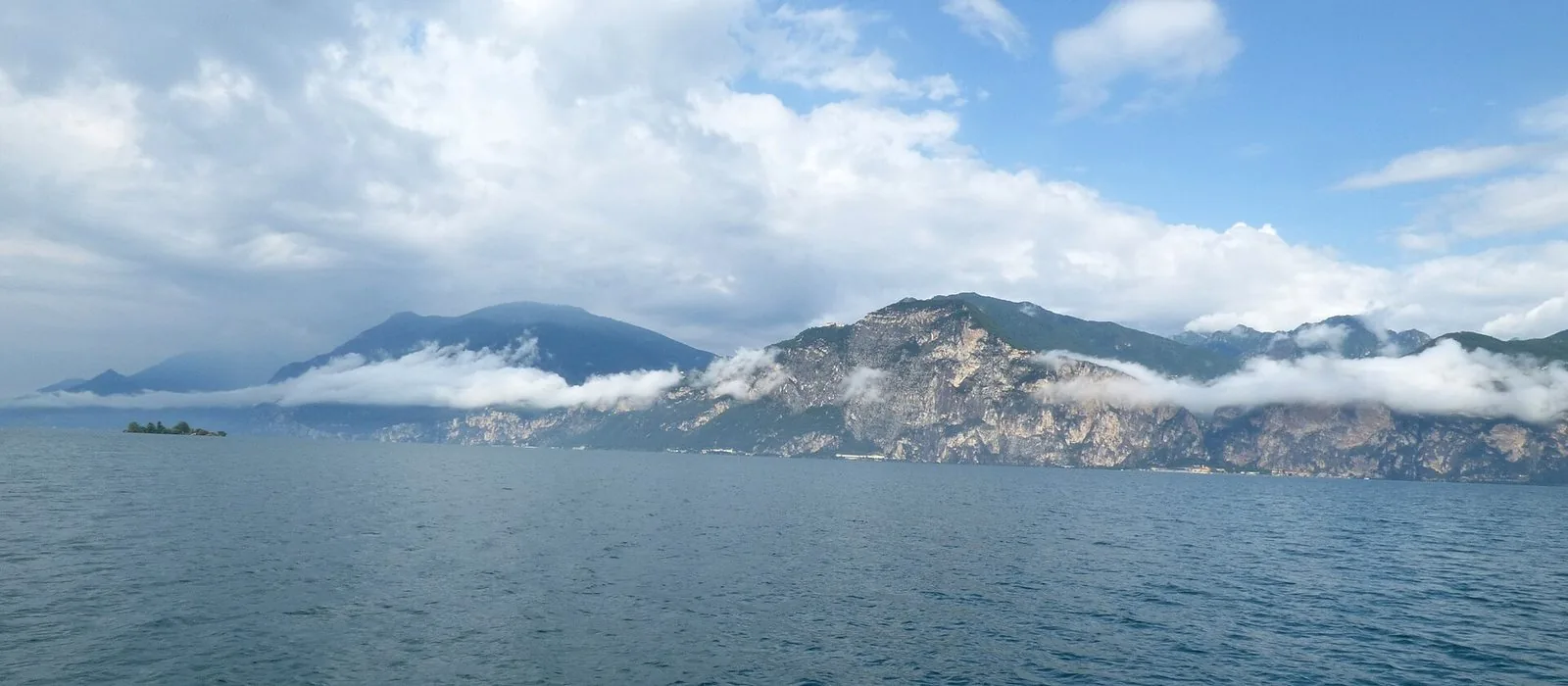 Il Lago di Garda con le nuvole basse sulle montagne