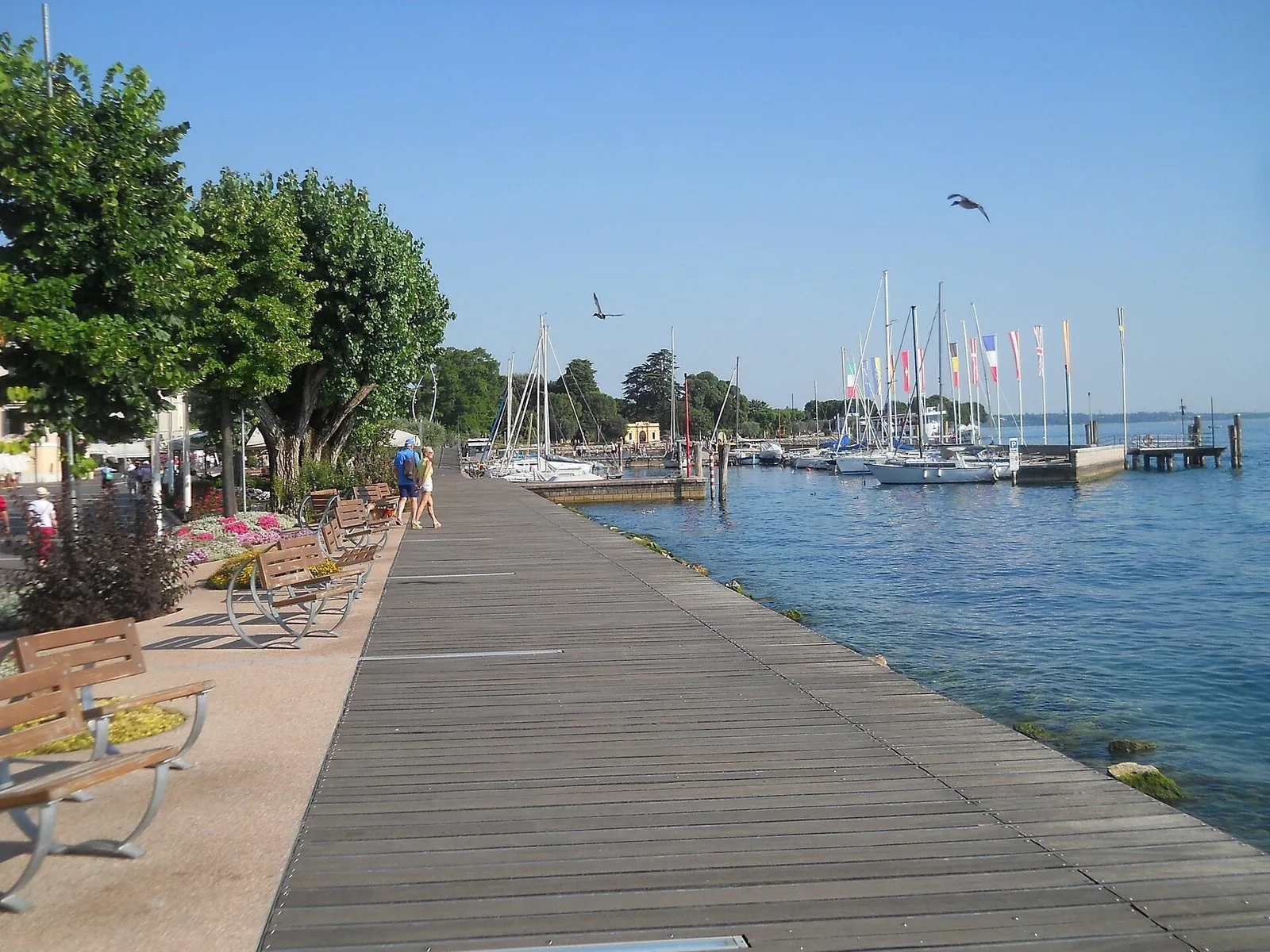 Il lungolago di Bardolino con il porto e le barche