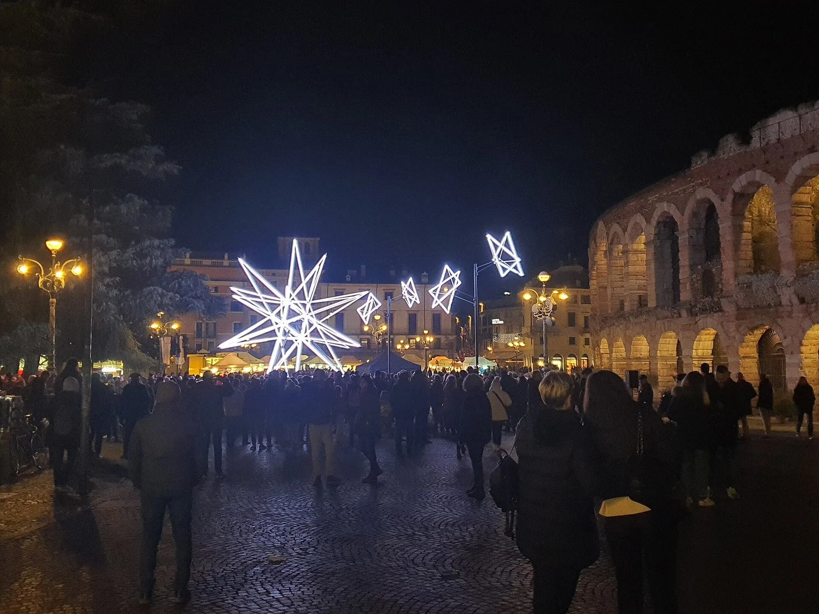 La grande stella di Natale in Piazza Bra davanti all'Arena di Verona