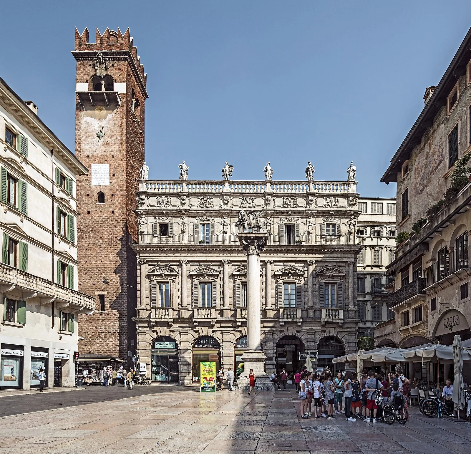 Piazza delle Erbe a Verona con Palazzo Maffei e la Torre dei Lamberti